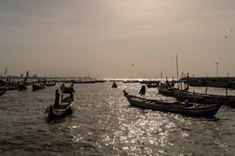 Accra;-Ghana;-Jamestown;-fishing-harbour;-channel;-pirogue;-raking-light;-silver-light;-haze;-birds;-atmosphere;-artisanal-fishing;-Gulf-of-Guinea;-West-Africa;-historic-district;-documentary-photography;-Kaleidos;-Kaleidos-images;-La-parole-à-limage;-Stories-Pictures;-Tarek-Charara
